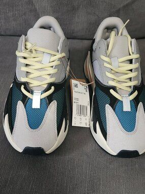 Adidas Yeezy Boost 700
